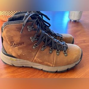 NEW Danner Men’s Mountain 600 4.5” Hiking Boot